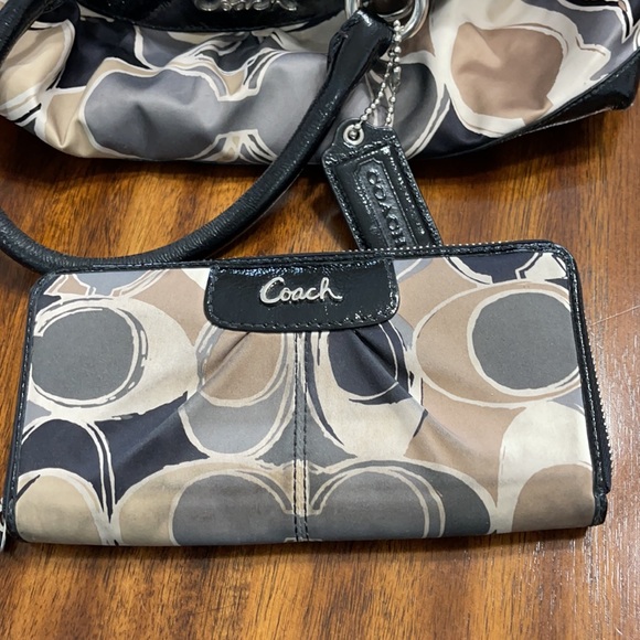 Coach purse, matching wallet. - Picture 4 of 6